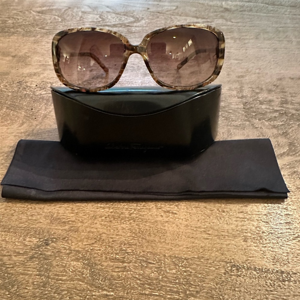 Tortoise shell Salvatore Ferragamo Sunglases